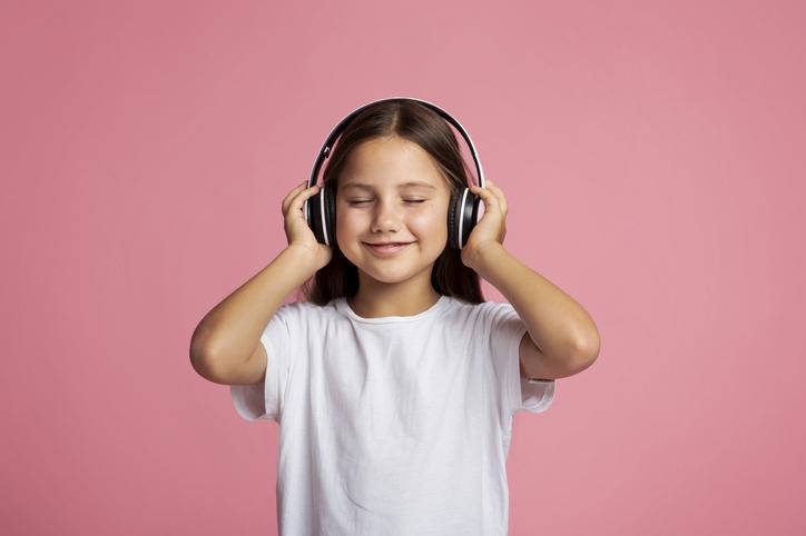 Dziewczynka słuchająca muzyki na słuchawkach