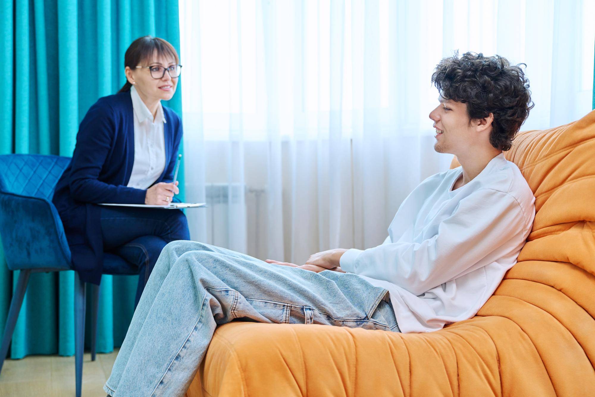 Co to są konsultacje psychologiczne i kiedy warto z nich skorzystać?